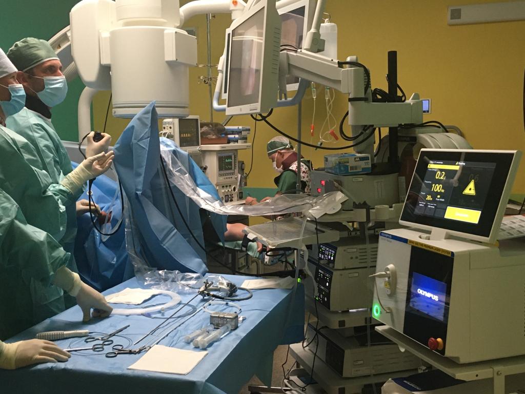 UrgeTomas's tweet photo. First experience with SOLTIVE  Premium  laser @OLYMPUS  for stone treatment in @Urology_Plzen. Many thanks to @KesziRomana; @mkuca11 https://t.co/8avW2MLEWo