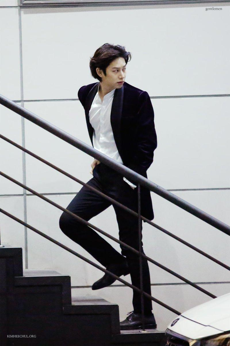 MeritSuJu13's tweet photo. เอนดุวคุนฮีไม่ไหว5555555 แต่งตัวใส่สูทจะไปสถานีตำรวจก็บ่นว่าทีซีวอนใส่สูทแล้วเหมือนนักธุรกิจ  แต่ตัวเองเหมือนพวกนักเลง 555555555555555555555555555555555555555555555555555555 https://t.co/C3Xr6y8dYy