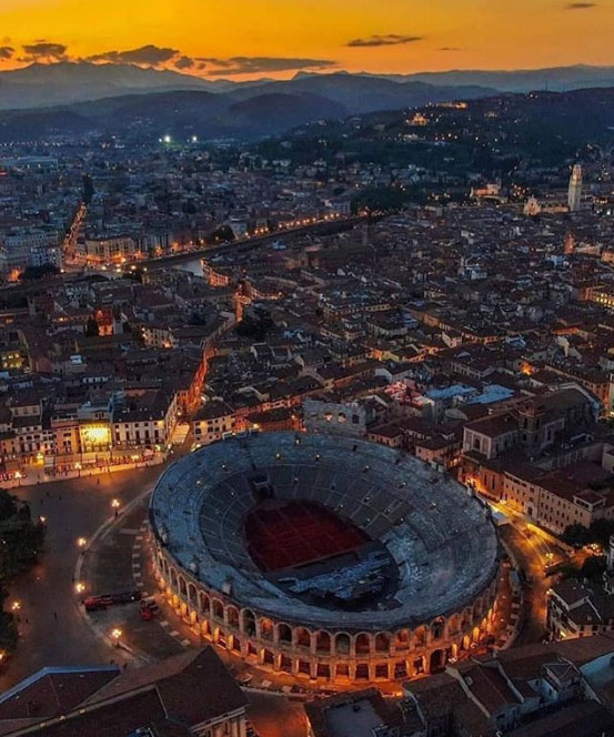 Domani sera all'Arena di Verona grande spettacolo con "Le Stelle dell'Opera". Uno straordinario e atteso ritorno della coppia d’oro più affermata del bel canto mondiale: Anna Netrebko e Yusif Eyvazov #1agosto bit.ly/2OTQw9y #VisitVeneto 
(foto IG michaelpezzaioli)