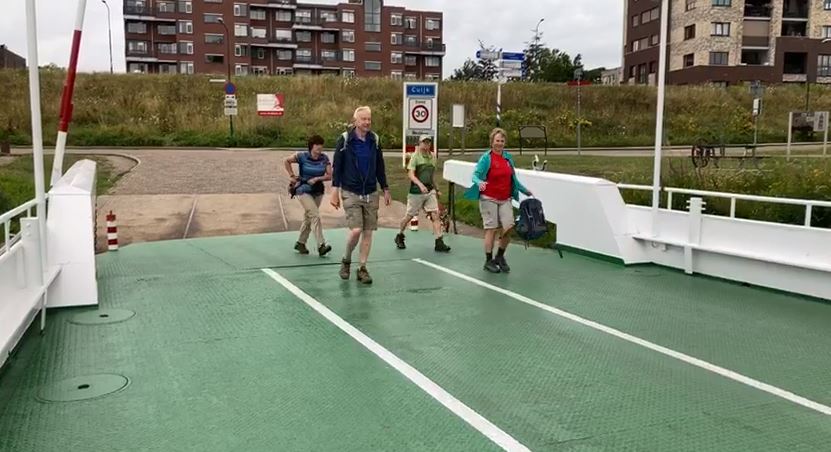 Wandelaars lijken gewoon in Nijmegen te finishen, drukte op pontje in Cuijk gld.nl/TO-Z