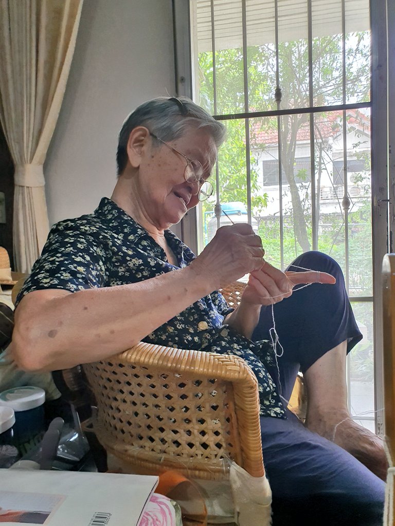 #เรื่องเล่าของอาม่า วันนี้มาทำงานที่บ้านอาม่า อยู่เป็นเพื่อนอาม่า เลยเอาหูฟังให้อาม่าดู อาม่าบอกเเอร์พอดนี่มันน่ารักจัง อันเล็กๆ อาม่าบอกว่า เดี๋ยวจะถักเสื้อให้มันใส่ 55555555555555555