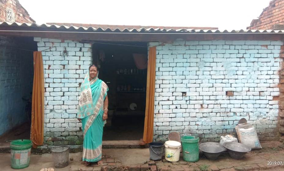 #Dream_Comes_True Smt. Veena Devi, Pakur Nagar Parishad, Livelihood- Street Vendor. Getting financial support from #PMAY_Urban,she constructed a good, beautiful house and painted the house traditionally.
<a href="/HemantSorenJMM/">Hemant Soren</a> <a href="/Secretary_MoHUA/">Srinivas Katikithala</a> <a href="/amritabhijat/">Amrit Abhijat</a> <a href="/rajeev_ias/">Rajeev Ranjan, IAS</a> <a href="/PMAYUrban/">Housing For All</a>