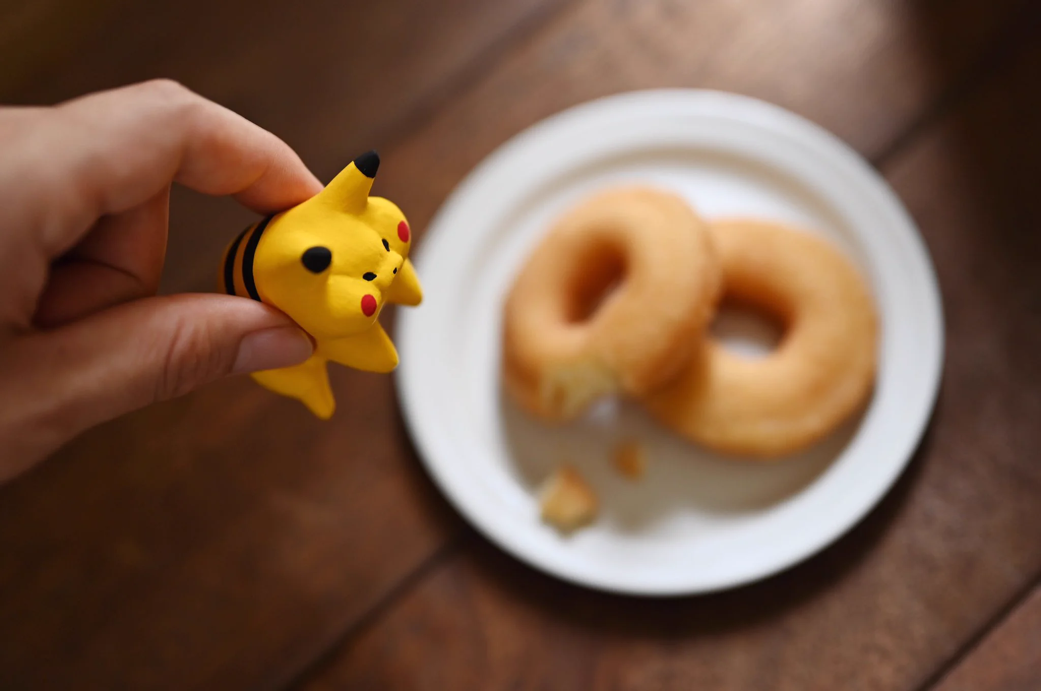 ドーナツを盗み食いしていたピカチュウを捕まえたwww粘土細工のもちもちピカチュウが可愛すぎ！