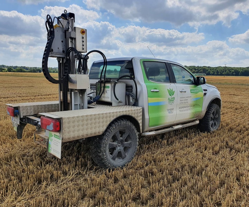 ALWB_de's tweet photo. Wir sind wieder unterwegs und ziehen Nachernte Nmin Proben für euch. Gemeinsam mit den Landwirten betrachten wir dann den Verlauf des mineralisierten Stickstoffs im Boden: Nach der Ernte, im Herbst und im Frühjahr. #landwirtschaft #trinkwasserschutz #rhe… https://t.co/W79gj6W8Tt https://t.co/Um7GposU97