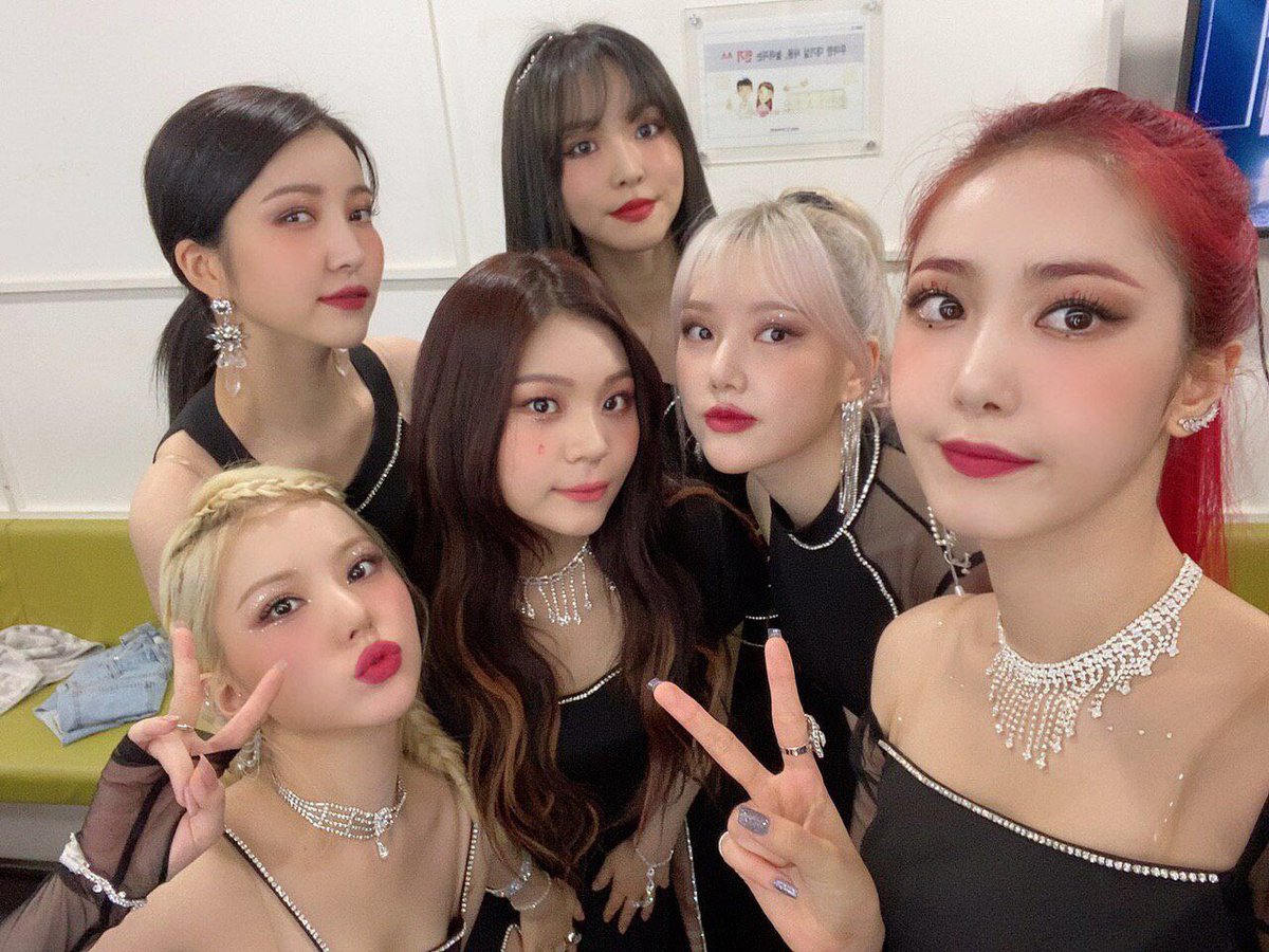 GFRDofficial's tweet image. [📺 #여친Air]
#여자친구 #GFRIEND 를 볼까...
불🔥금을 즐겨볼까... 고민하고 있는 
#버디 가 있다는 소식을 듣고~

청량마녀친구 출동‼️

#KBS #뮤직뱅크 에서 #Apple 한 번 보면, 
절대 다른 생각💡 못 할 거예요🙌

오로지 여친이들만 
생각🤔나게 해줄게요🍎