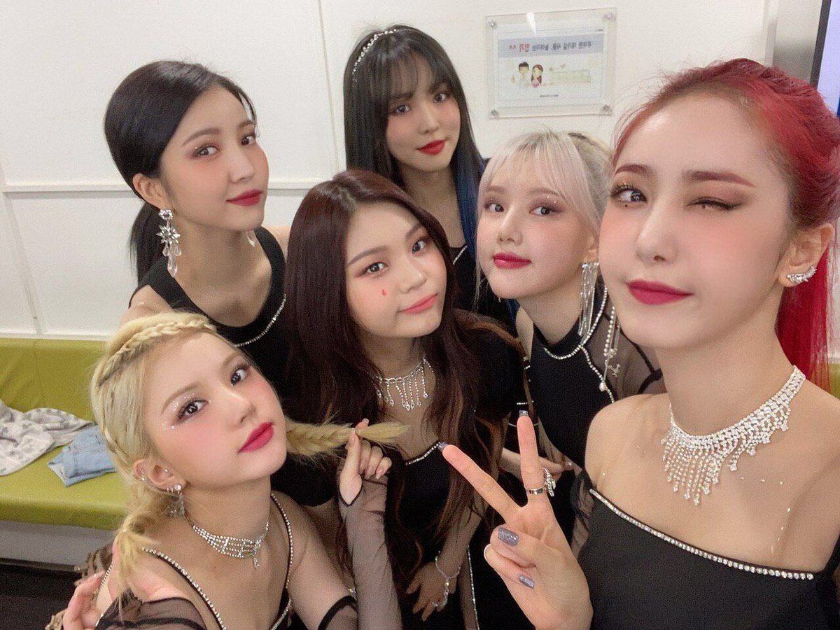 GFRDofficial's tweet image. [📺 #여친Air]
#여자친구 #GFRIEND 를 볼까...
불🔥금을 즐겨볼까... 고민하고 있는 
#버디 가 있다는 소식을 듣고~

청량마녀친구 출동‼️

#KBS #뮤직뱅크 에서 #Apple 한 번 보면, 
절대 다른 생각💡 못 할 거예요🙌

오로지 여친이들만 
생각🤔나게 해줄게요🍎