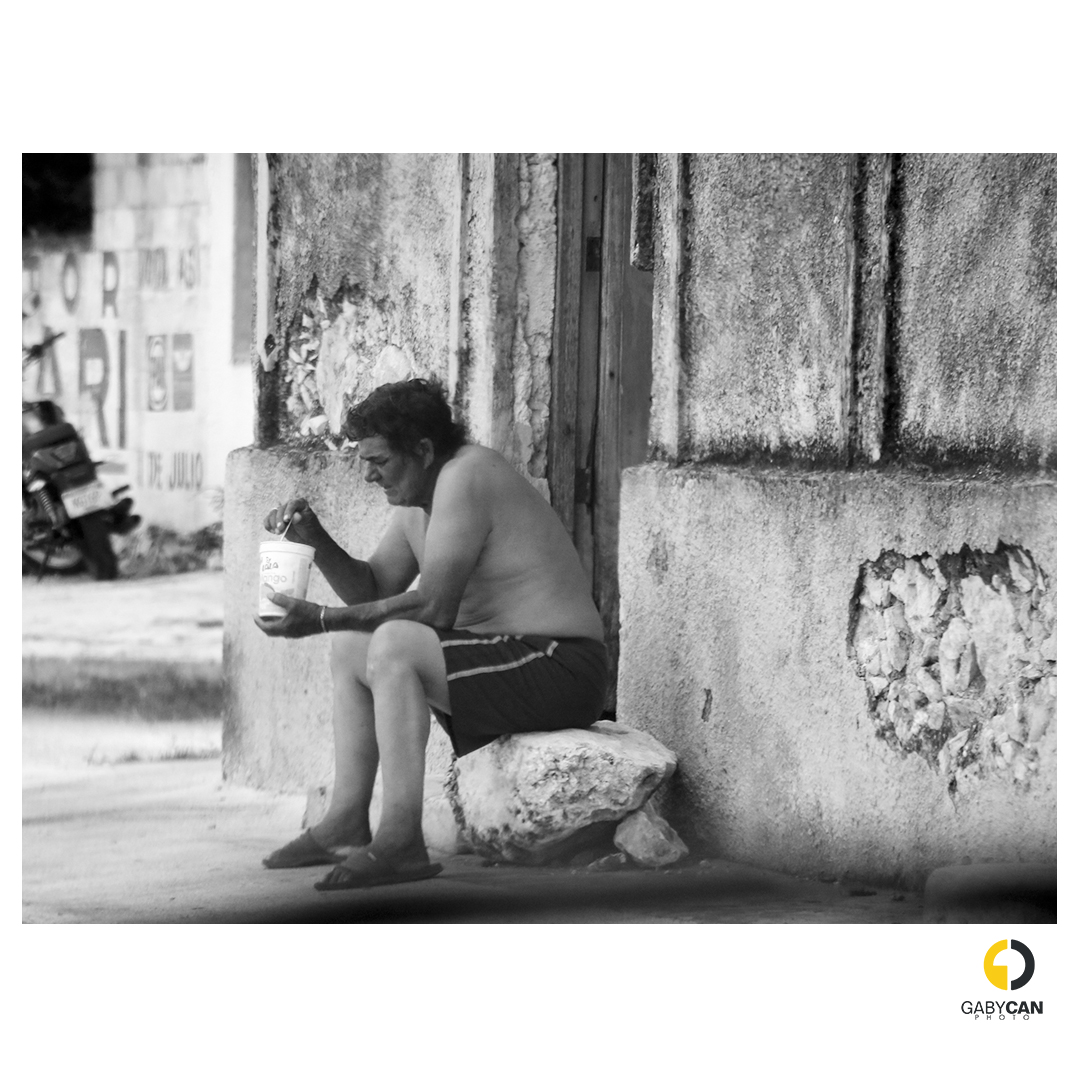 GabyCan_Photo's tweet photo. "Darle voz a quienes nunca son escuchados"
Cada persona refleja una #historia diferente, no todos miran a través de los #colores.
#FotógrafaMexicana #MéridaYucatán #RaícesMayas #NuestraCultura #Hombres #HombresTrabajando #comida  #Calles #streetphotography #StreetArt #photo https://t.co/sxtBiKgK8O