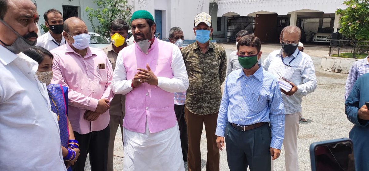 CharminarDc's tweet photo. Distribution of spraying machines by deputy mayor in jamiya miliya islamia universiry at charminar circle #swachhyd #teamghmc @GHMCOnline @bonthurammohan @CommissionrGHMC @acitghmc @ZC_Charminar https://t.co/zuTqFeeLdm