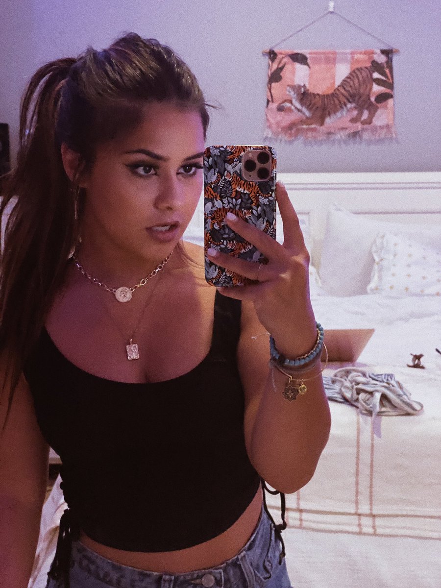 serenaamyers's tweet photo. as you can see here i can wear my hair up or down https://t.co/O4oNB6qIv3