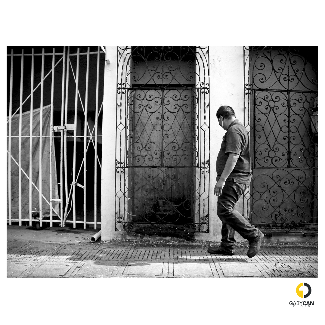 GabyCan_Photo's tweet photo. "Darle voz a quienes nunca son escuchados"
Cada persona refleja una #historia diferente, no todos miran a través de los #colores. 

#FotógrafaMexicana #MéridaYucatán #RaícesMayas #Hombres #HombresTrabajando  #Triciclo #Calles #streetphotography #StreetArt #photo #Mexico #walking https://t.co/Rc2NwQvX5M
