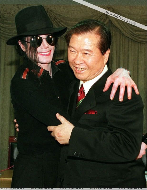 Meeting South Korea’s new president in 1998, he had promised to spend nearly $100 million to create a theme park emulating his Neverland Ranch. He also attended the inauguration ceremony for Kim Dae Jung during his visit.