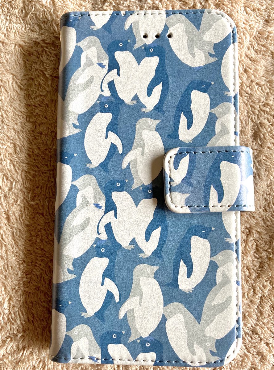 「ペンギン柄のスマホケース作りました〜紛れるアザラシ#ペンギン #penguin 」|えまごろう🐧のイラスト