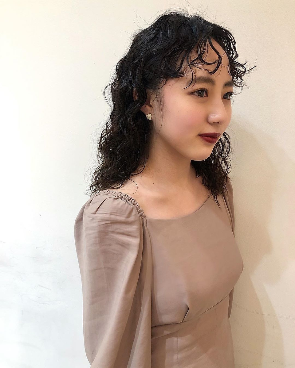 Mery お洒落さんの最新ヘア事情 最近インスタグラムや街でよく見かける ハードなパーマとヘアアレンジを要check トレンドヘア パーマスタイル ヘアアレンジ T Co Tlckqc3ybt