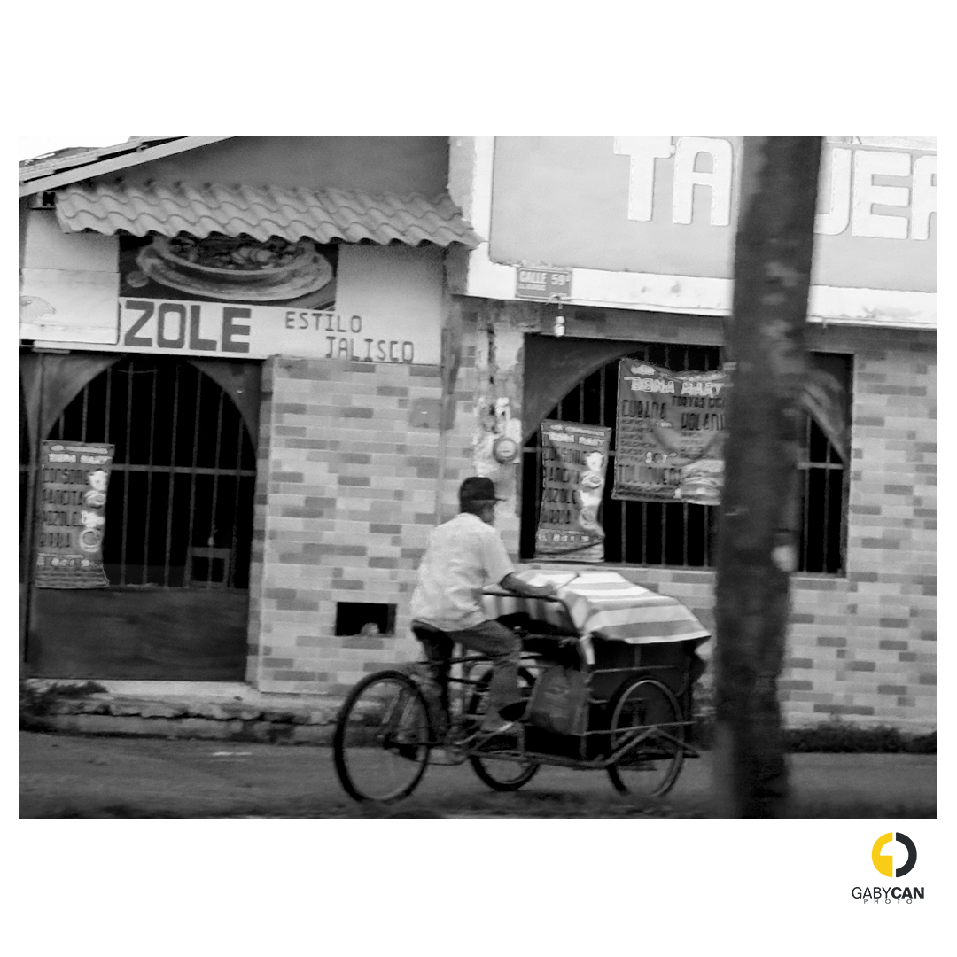 GabyCan_Photo's tweet photo. "Darle voz a quienes nunca son escuchados"
Cada persona refleja una #historia diferente, no todos miran a través de los #colores. 

#FotógrafaMexicana #MéridaYucatán #RaícesMayas #Hombres #HombresTrabajando  #Triciclo #Calles #streetphotography #StreetArt #photo #Mexico https://t.co/ETv8tqKmqb