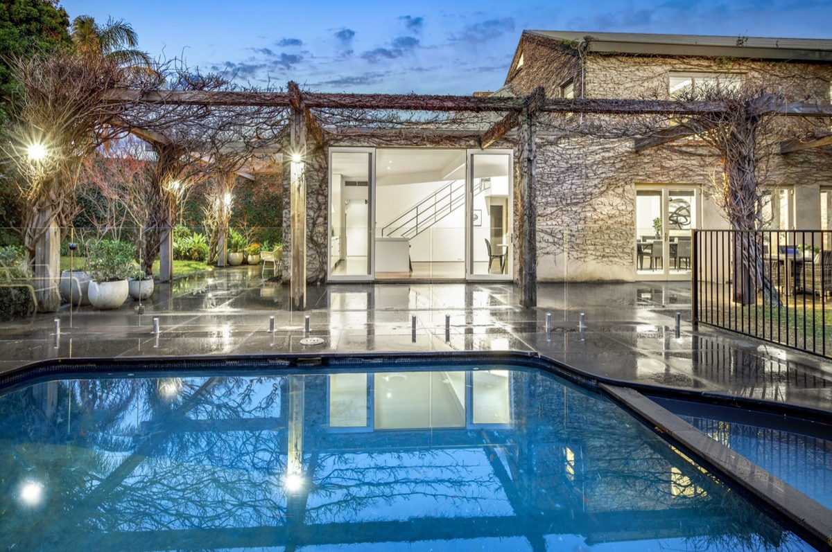 LuxuryListAU's tweet photo. This coastal home is ideal for entertaining with soaring ceilings, open interiors and poolside terrace. For sale by Michael Paproth and Emily Adams of The Agency Real Estate Australia.

#LuxuryList #LuxuryListWeekend #LLweekend #Luxuryrealestate

https://t.co/QkyJgnCe8d https://t.co/dmSlhiDDhB