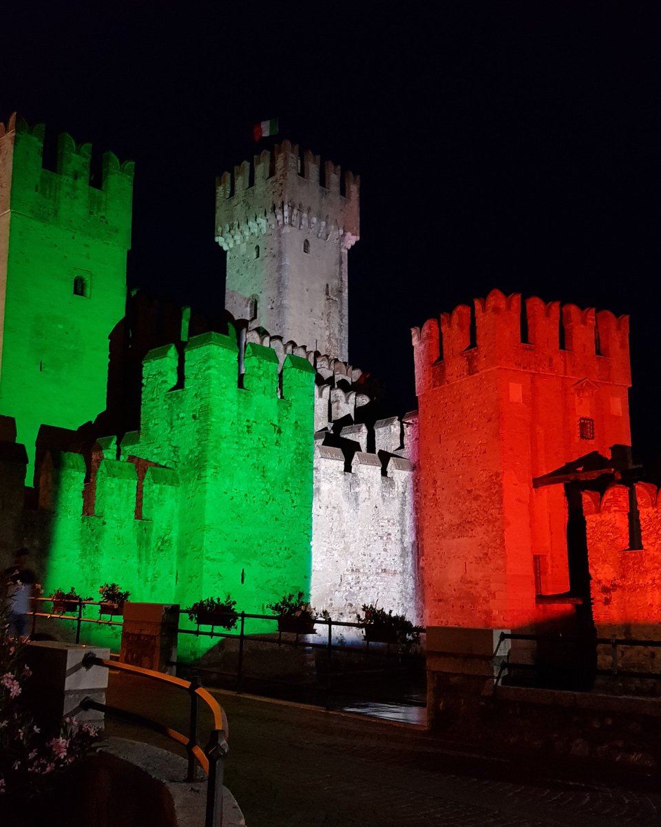 #sirmione #italy #lastnight #castelloscaligero #tricolore #viaggiainitalia #italia #estateitaliana #discoveritaly #lagidigarda #gardalake #igerssirmione #sirmioneturismo