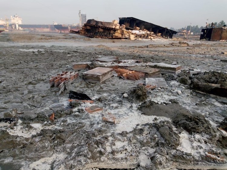 Beaching causes severe damage to coastal ecosystems and local communities due to toxic spills, contamination and other types of pollution. Substances such as  #asbestos are routinely found aboard ships 5/16