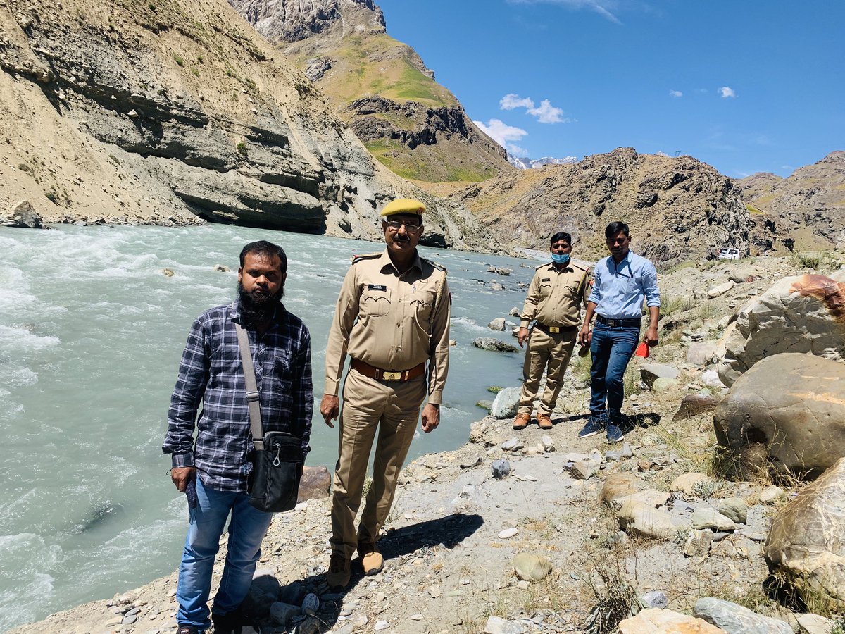 SajjadKargili_'s tweet photo. During the search operation of missing IES #SubhanAli .
In #Drass Local admin., Police, BRO, a team of @Uppolice & the local volunteers are putting their effort to find out the missing #IES officer. He is missing since 22 June after the accident. https://t.co/8wjYbTMHza