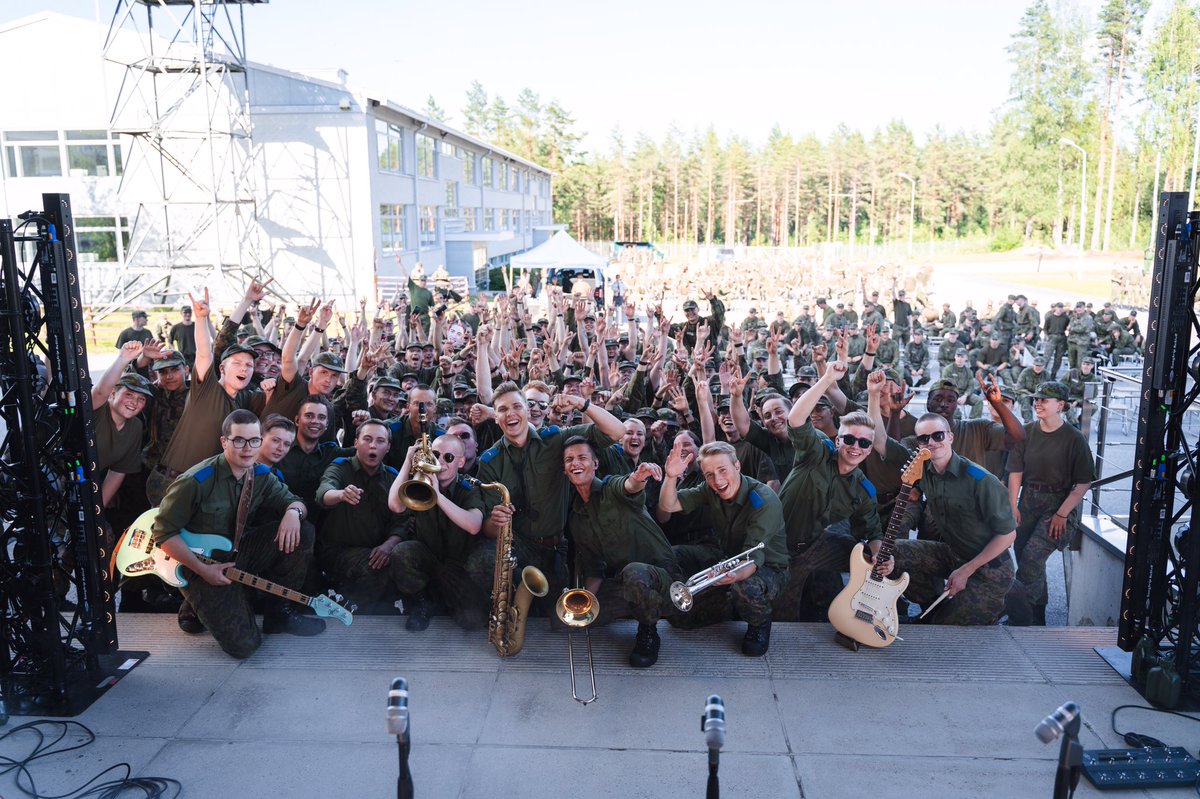 pvvmsk's tweet photo. Varusmiehet lomailevat nyt vielä reilun viikon. Kun ikävä iskee, on hyvä muistella #KasarmiKiertue keikkatunnelmia.

Kuvat: Joel Tiainen 16.7. Tikkakoskelta @FinnishAirForce  alokkaiden tulojuhlasta. https://t.co/yXxS89erkE
