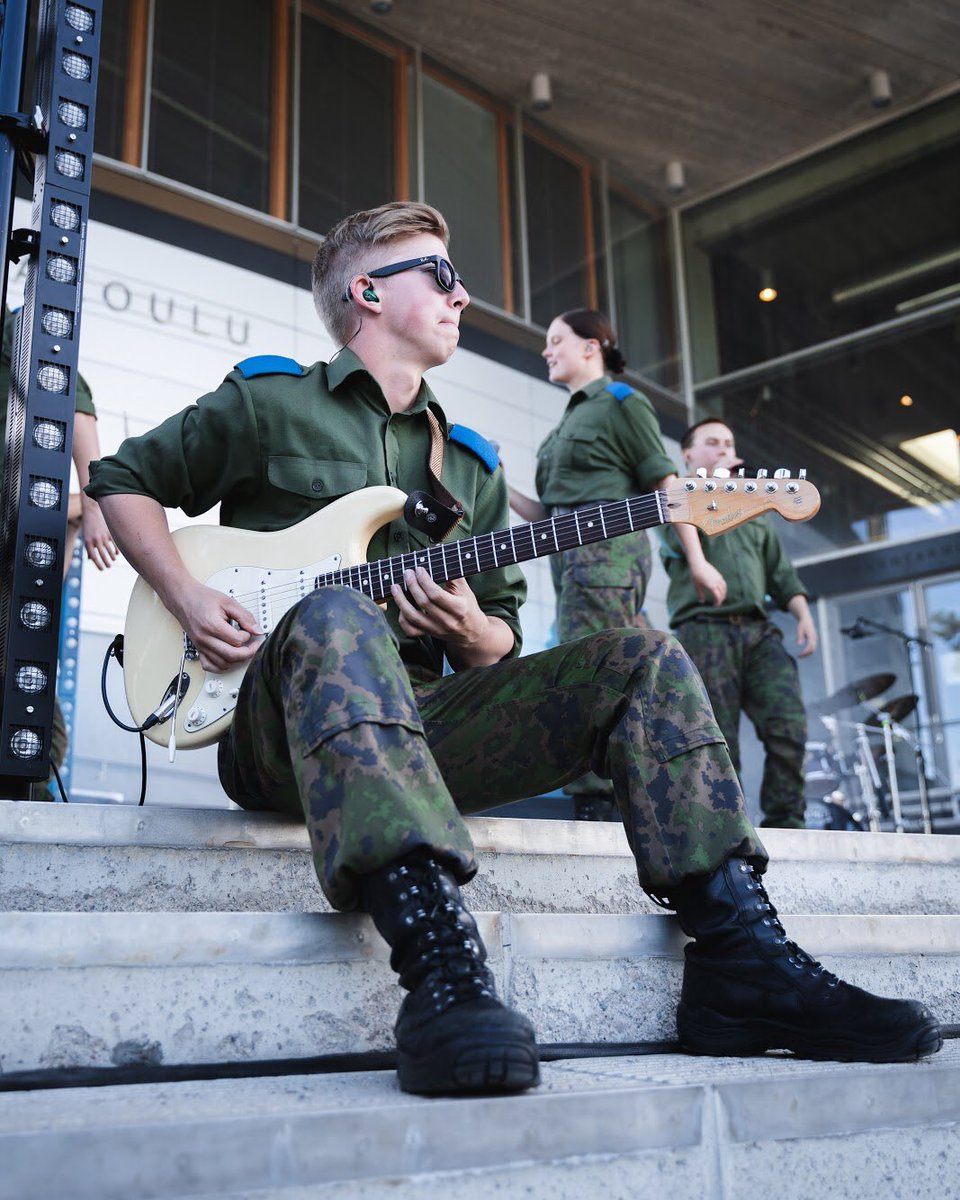 pvvmsk's tweet photo. Varusmiehet lomailevat nyt vielä reilun viikon. Kun ikävä iskee, on hyvä muistella #KasarmiKiertue keikkatunnelmia.

Kuvat: Joel Tiainen 16.7. Tikkakoskelta @FinnishAirForce  alokkaiden tulojuhlasta. https://t.co/yXxS89erkE