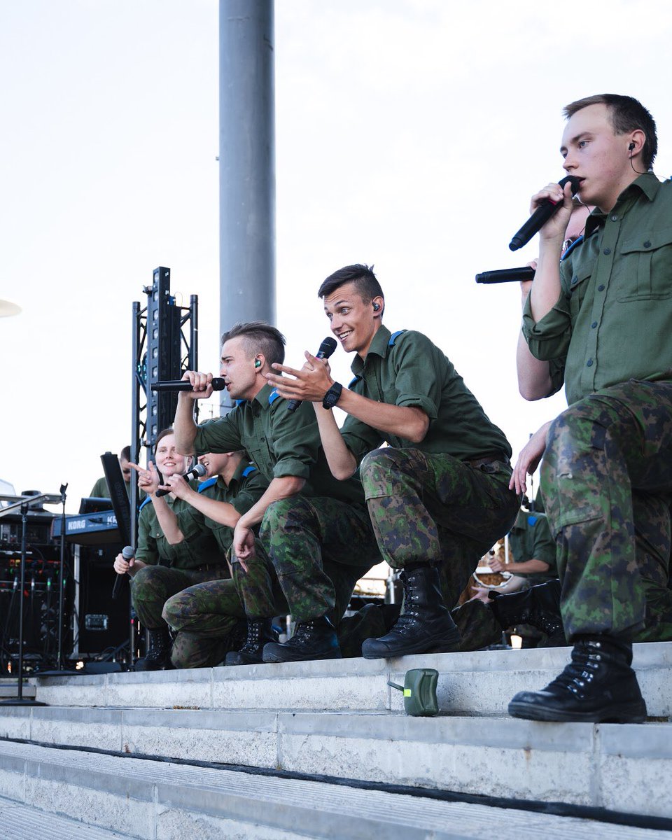 pvvmsk's tweet photo. Varusmiehet lomailevat nyt vielä reilun viikon. Kun ikävä iskee, on hyvä muistella #KasarmiKiertue keikkatunnelmia.

Kuvat: Joel Tiainen 16.7. Tikkakoskelta @FinnishAirForce  alokkaiden tulojuhlasta. https://t.co/yXxS89erkE
