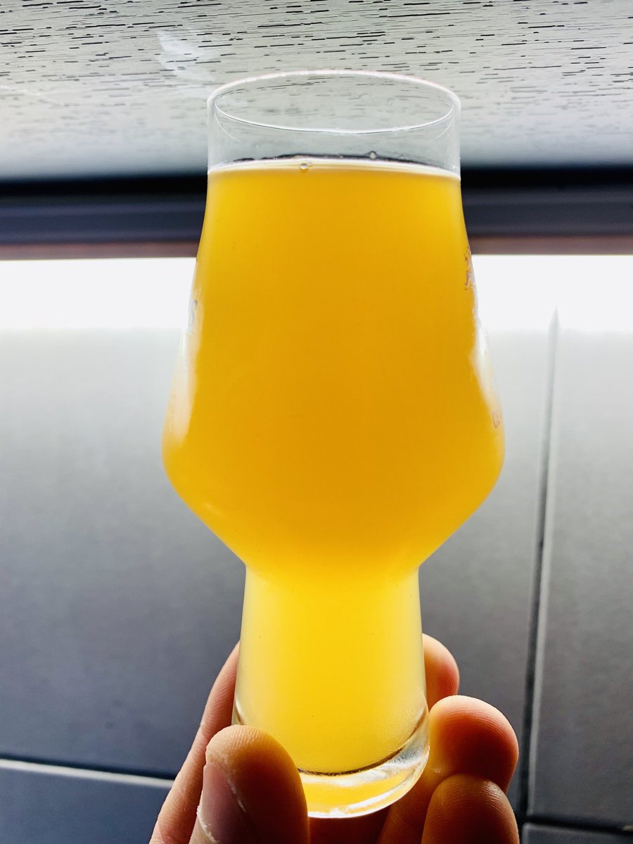 PachaBeer's tweet image. El camino de la fermentación de nuestra Hazy IPA hasta alcanzar los 1018 puntos de DF (5,9% ABV) y el resultado final luego de la carbonatación. Dry hopping con Mosaic y Amarillo 🇺🇸 con 6,5gr/lt. 💣 🔥!!!