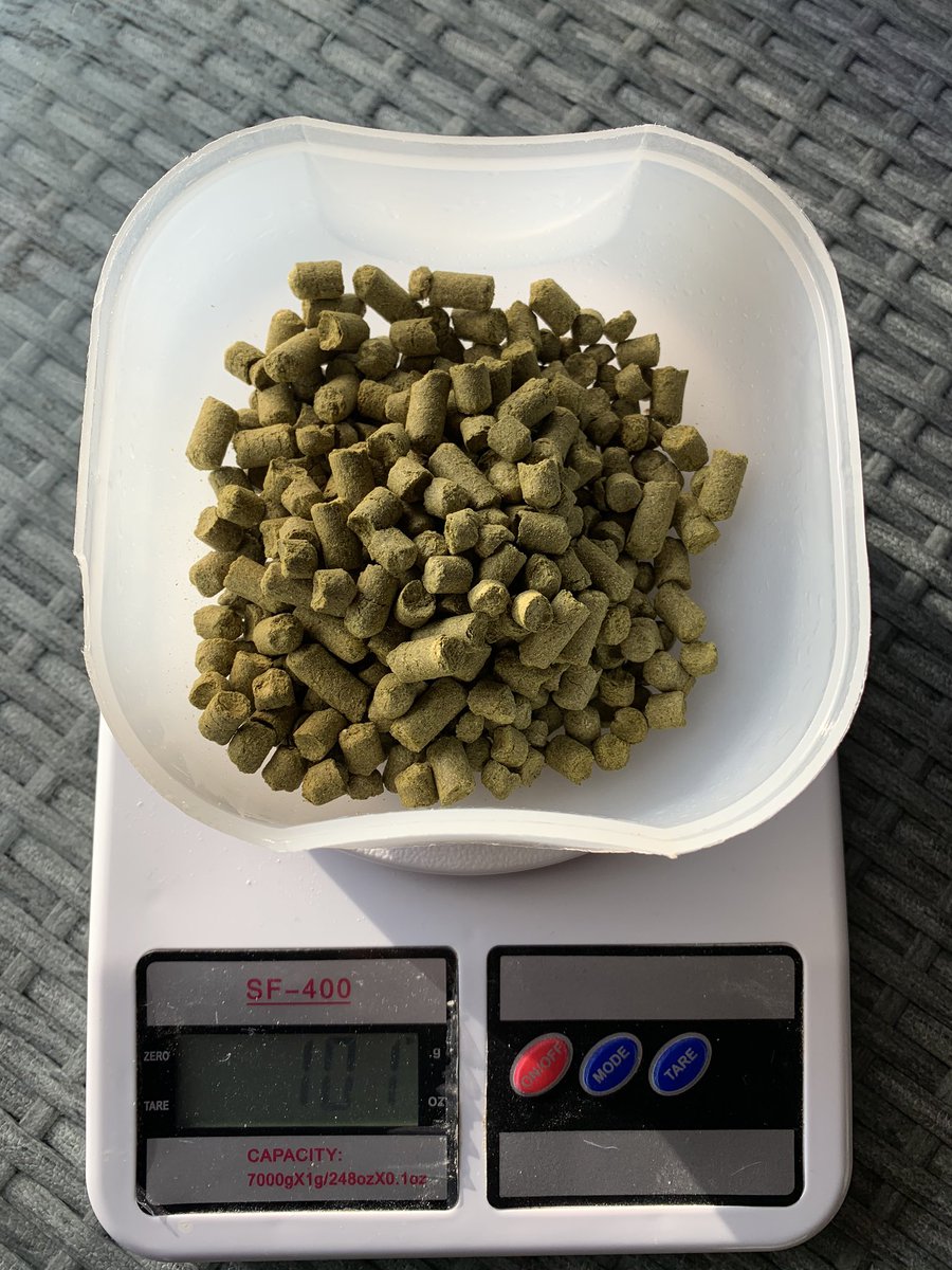 PachaBeer's tweet image. El camino de la fermentación de nuestra Hazy IPA hasta alcanzar los 1018 puntos de DF (5,9% ABV) y el resultado final luego de la carbonatación. Dry hopping con Mosaic y Amarillo 🇺🇸 con 6,5gr/lt. 💣 🔥!!!