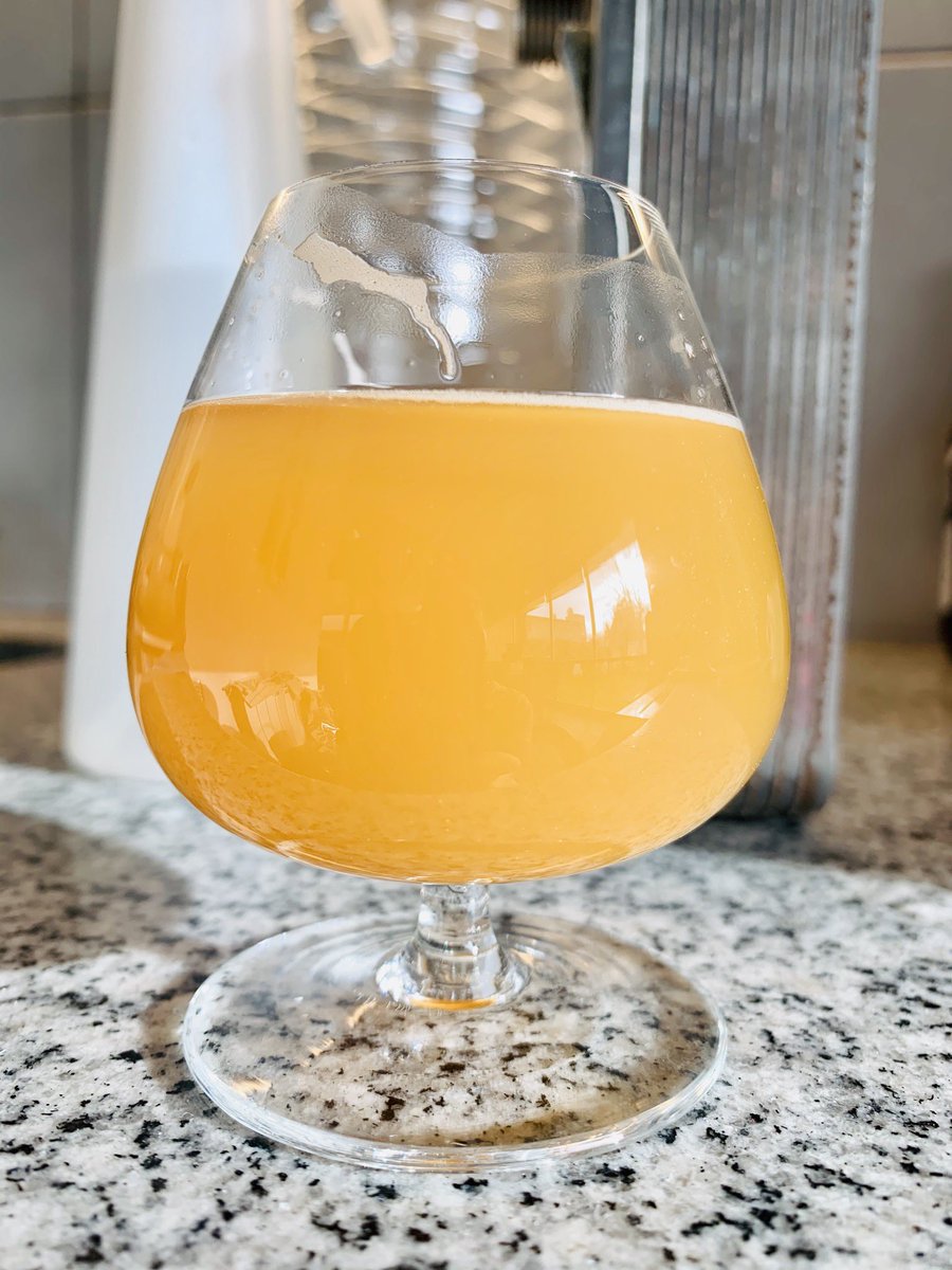 PachaBeer's tweet image. El camino de la fermentación de nuestra Hazy IPA hasta alcanzar los 1018 puntos de DF (5,9% ABV) y el resultado final luego de la carbonatación. Dry hopping con Mosaic y Amarillo 🇺🇸 con 6,5gr/lt. 💣 🔥!!!