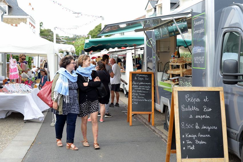 VilleStNazaire's tweet photo. 📢Le 2ème marché nocturne de l'été se déroulera ce soir à partir de 18h à Saint-Marc avec la présence du groupe "Mlle Orchestra"🎶
▶ Des exposants locaux proposeront des produits fermiers, biologiques, de la mer ou encore des créations artisanales. #SaintNazaireCôtéPlages https://t.co/UJaQTDO5ab