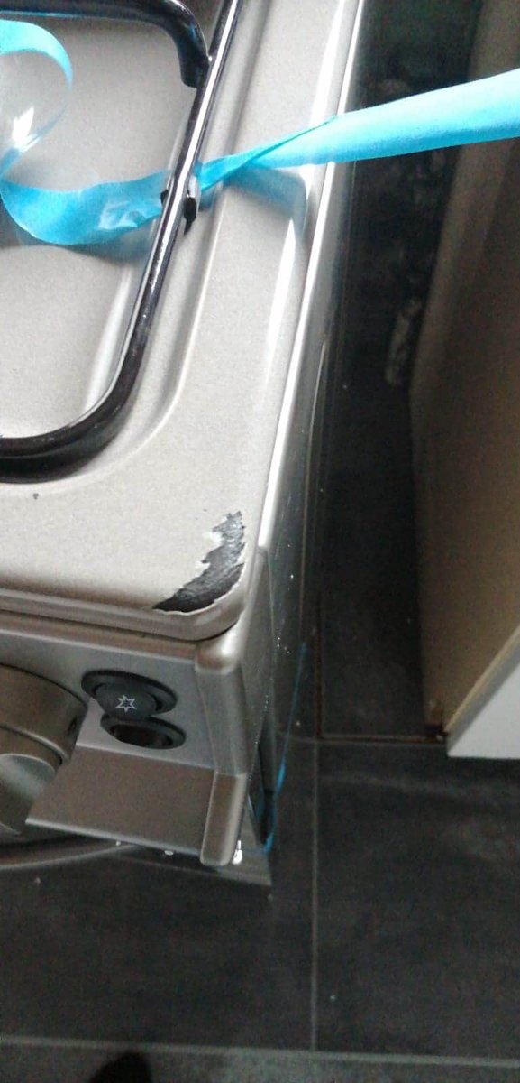 nickisage's tweet photo. @curryspcworld absolutely shocking service. I received my new cooker yesterday after ordering 2 weeks ago only for it to be damaged. I had paid for my old one to be taken away (which the 2 miserable delivery men argued that they weren't taking it) so am now without a cooker! https://t.co/E4bFhL1UJL