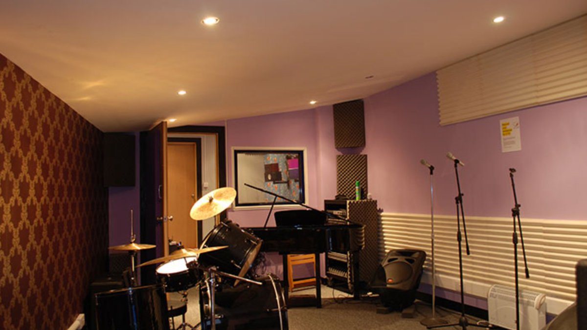 tplsinteriors's tweet photo. 🎯 Project Completed // Recording Studio, Ewell
Services provided:
-Design
-Strip out of existing ceilings and walls
-Highly Acoustic Suspended Ceilings
-Highly Acoustic Partition walls &amp; floors
-Tape &amp; Joint Finish
- Plastering
- External Render
#fitoutcontractor
#construction https://t.co/KMMwNmyZAv