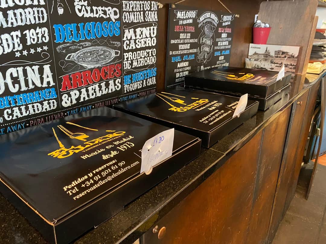 ¡Los teléfonos y los fogones están que arden en #ElCaldero! 
🔷 En el escenario único del Barrio de Las Letras.
🔷 En nuestra Taberna murciana, al ladito de Atocha.
🔷 En la terraza exterior de nuestra taberna.
🏃‍♂️¡Y también con recogida en nuestro local!🙌