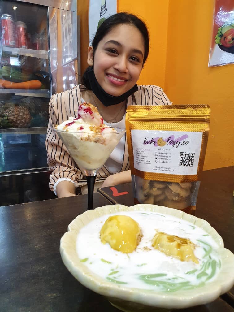 bakeology_c's tweet photo. Happy weekend everyone! Just want to let you guys know, our cookies are now available at Aseanna FF1 Cafe in Pertama Complex 😆🍪 https://t.co/CGY43uPm9O