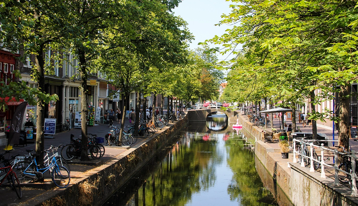 jonburkeUK's tweet photo. Do you ever look a some - many - European cities and think we've been conditioned in the U.K to expect that incredibly grey, car-dominated, and polluted cities and towns are as good as it gets? Because I do. Hard to believe there are peope fighting to keep things the same. https://t.co/sDBTxDScVh