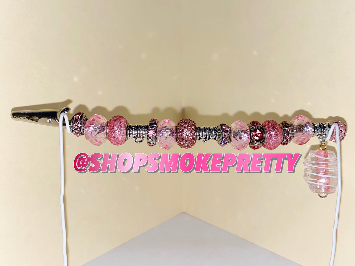ShopSmokePretty's tweet photo. SMOKE LIKE A BAD BITCH
This “BABYGIRL” clip is available for CUSTOMIZATION! Add your choice chains, charms, and/or letters! 
Available for Pick Up, Drop Off, &amp; Shipping!
👅👄👛🦩🌸🌷🎟🩰💒🎀

#SMOKELIKEABADBITCH 
#blackownedbusiness #roachclip #stoner #stonergirl #bluntclip https://t.co/8aY2U9Nbet