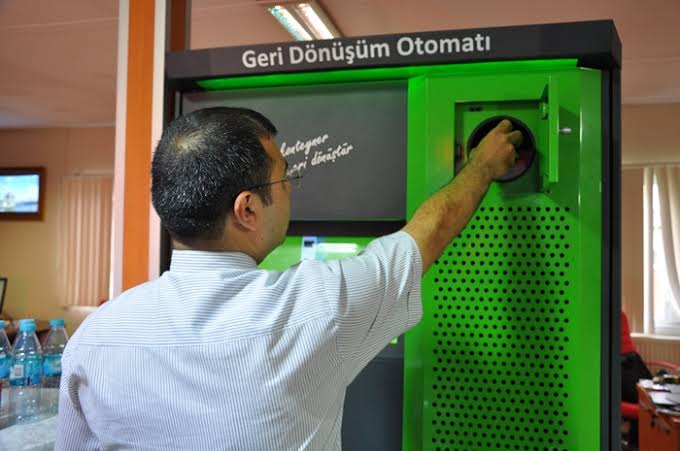 mfk_tur's tweet photo. @_imanoglu'dan bir kucaklama daha; yavru kargaları beslemeden önce bakıcılar yavruların önünde her gün 8 saat boyunca yerden çöp alıp kutuya atarak eğitim verilecek,bunu beslenme için gerekli zanneden yavrular istihdam edilecek 16m insanı değil kurdu kuşu kucaklıyor başkanımız :) https://t.co/ZkDwFMZ87P