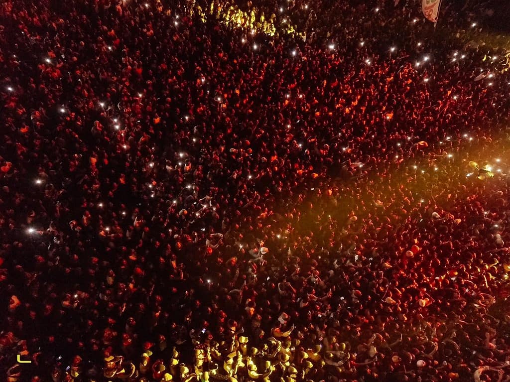 GrothNetwork's tweet photo. There's a thing about the concerts and shows; the people, the lightning, the screams, and the beats. 

Who else can't wait to go back to those times of our live where all we do is vibe; to the rhythms and to our favourite stars? 😀 #GrothPlay #eventsindustry https://t.co/HV4lRhBpMf