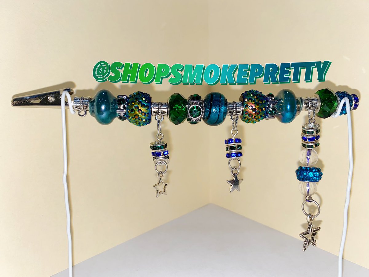 ShopSmokePretty's tweet photo. SMOKE LIKE A BAD BITCH
This “PEAFOWL🦚” clip is available for purchase.
Available for Pick Up, Drop Off, &amp; Shipping!
🧤👗🐉🧿💙💚❇️🅿️🔷

#SMOKELIKEABADBITCH 
#blackownedbusiness #roachclip #stoner #stonergirls #stonergirl #pothead #doobieclip #doobie #roach #bluntclip #jointclip https://t.co/RxIQlLhnl1