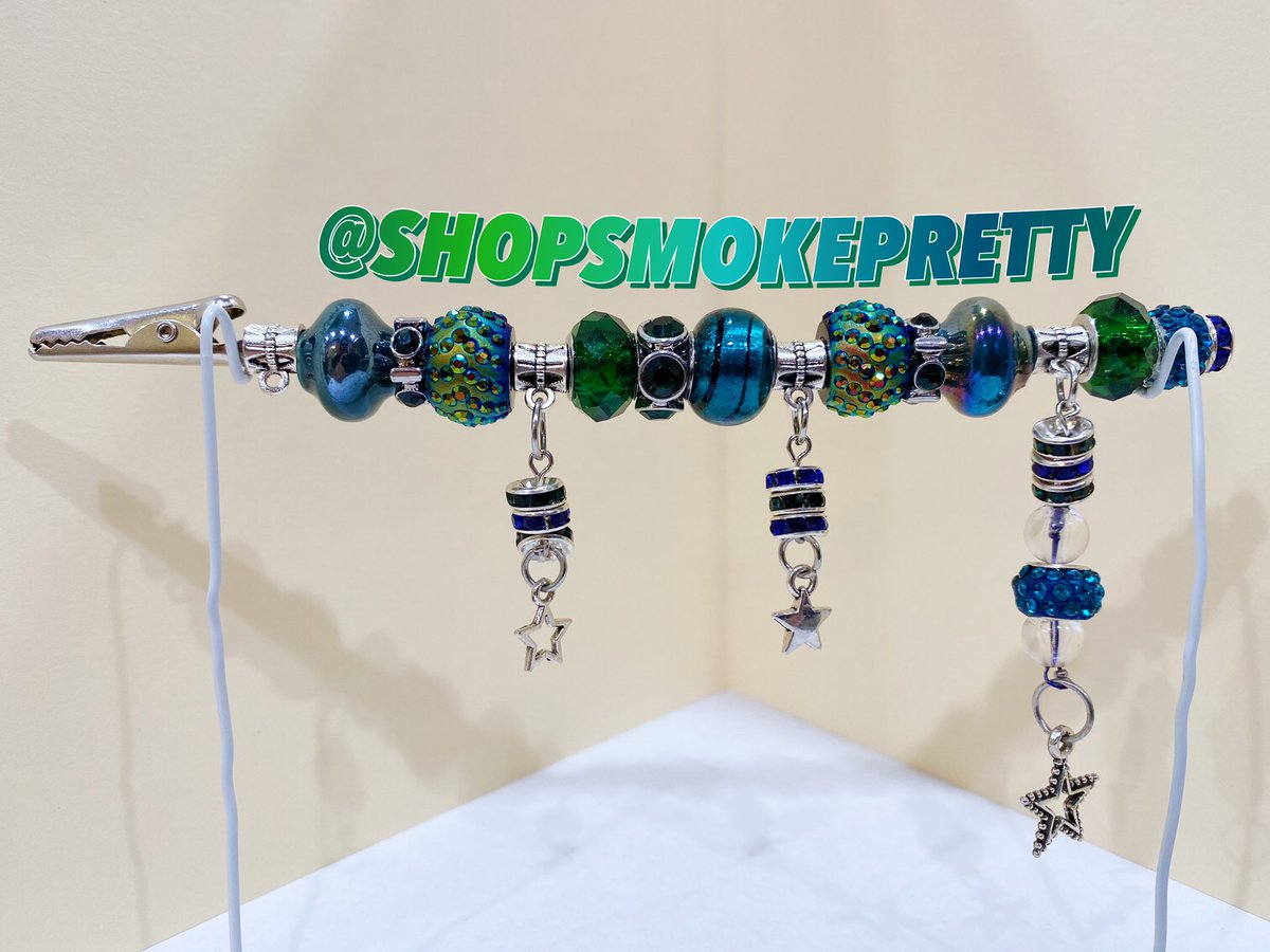 ShopSmokePretty's tweet photo. SMOKE LIKE A BAD BITCH
This “PEAFOWL🦚” clip is available for purchase.
Available for Pick Up, Drop Off, &amp; Shipping!
🧤👗🐉🧿💙💚❇️🅿️🔷

#SMOKELIKEABADBITCH 
#blackownedbusiness #roachclip #stoner #stonergirls #stonergirl #pothead #doobieclip #doobie #roach #bluntclip #jointclip https://t.co/RxIQlLhnl1