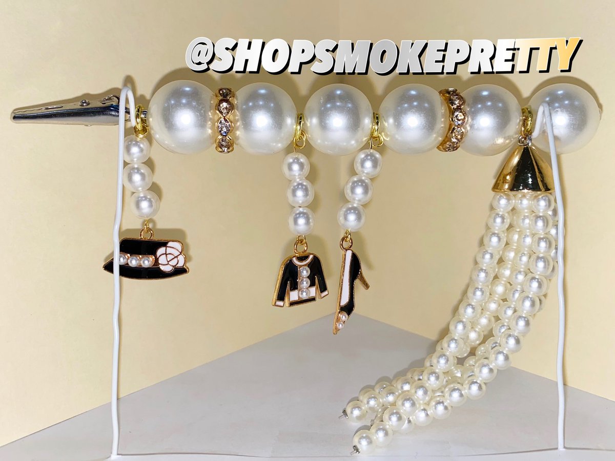 ShopSmokePretty's tweet photo. SMOKE LIKE A BAD BITCH
This “BUSINESS” clip is available for purchase.
Available for Pick Up, Drop Off, &amp; Shipping!
👁🦢🥼👟🐚🎲🛁🩹🤍🗯 

#SMOKELIKEABADBITCH 
#blackownedbusiness #roachclip  #stoner #stonergirls #stonergirl #pothead #doobieclip #doobie #roach #bluntclip #blunt https://t.co/Jxr18AdP3N