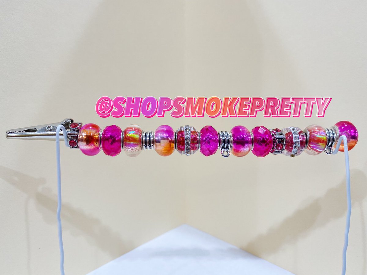 ShopSmokePretty's tweet photo. SMOKE LIKE A BAD BITCH
This “FUCHSIA” clip is available for CUSTOMIZATION! Add your choice chains, charms, and/or letters! 
Available for Pick Up, Drop Off, &amp; Shipping!
🌺💗🌷💓🩰💖🏩💝🎆💞💒🧫💘🛍🛍💕

#SMOKELIKEABADBITCH 
#blackownedbusiness #roachclip #stoner #stonergirl #weed https://t.co/Z4D9D5Nrcz
