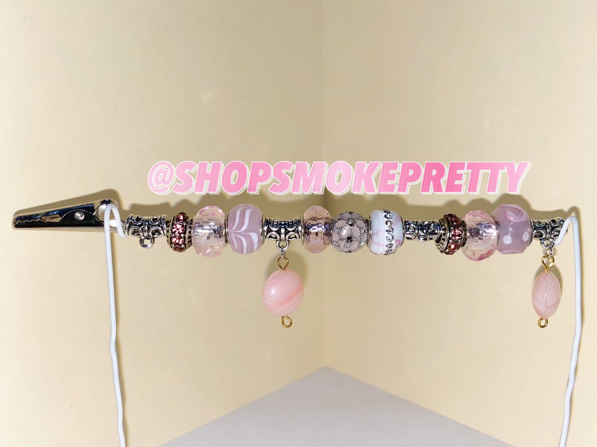 ShopSmokePretty's tweet photo. SMOKE LIKE A BAD BITCH
This “PRINCESS” clip is available for CUSTOMIZATION! Add your choice chains, charms, and/or letters! 
Available for Pick Up, Drop Off, &amp; Shipping!
👅👄👛🦩🌸🌷🎟🩰💒🎀 

#SMOKELIKEABADBITCH 
#blackownedbusiness #roachclip #stoner #stonergirl #blunt #weed https://t.co/jLqMH7IYMu