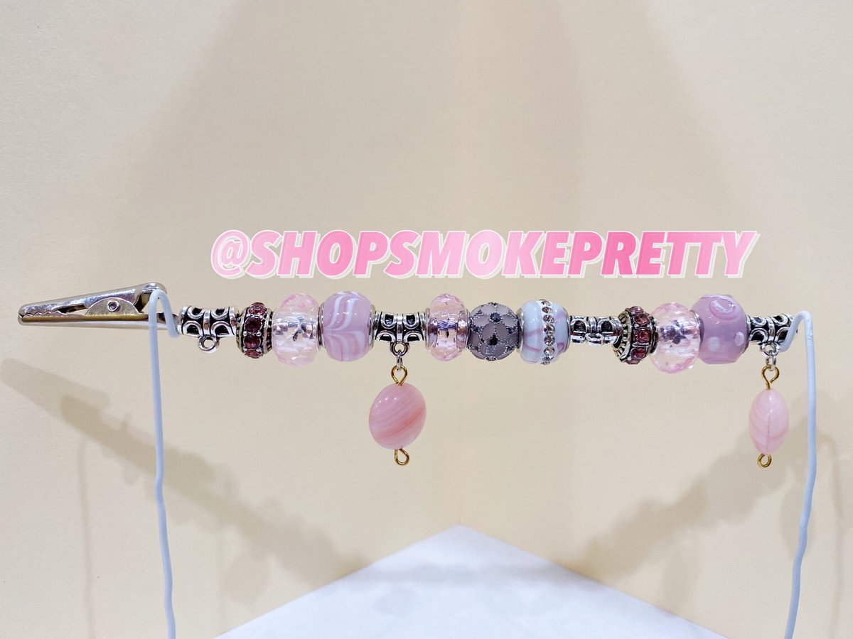 ShopSmokePretty's tweet photo. SMOKE LIKE A BAD BITCH
This “PRINCESS” clip is available for CUSTOMIZATION! Add your choice chains, charms, and/or letters! 
Available for Pick Up, Drop Off, &amp; Shipping!
👅👄👛🦩🌸🌷🎟🩰💒🎀 

#SMOKELIKEABADBITCH 
#blackownedbusiness #roachclip #stoner #stonergirl #blunt #weed https://t.co/jLqMH7IYMu