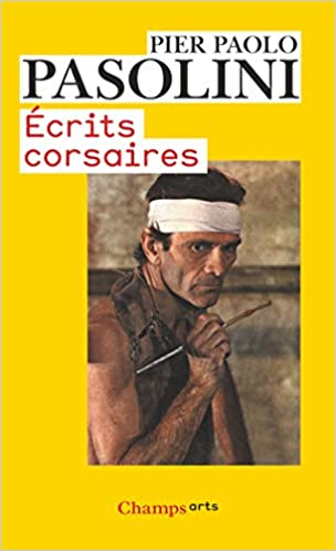 Dans certains de ses écrits corsaires – des articles parus dans le Corriere della Siera – Pasolini traite par endroits du fascisme et de l'antifascisme des années 70, dans l'Italie des années de plomb.