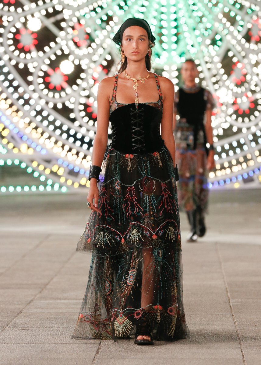 Dior's tweet photo. The spectacular 'luminarie' which light up festivals across Puglia and inspired the show set for #DiorCruise 2021 by Maria Grazia Chiuri https://t.co/akWsXTLiKd were reinterpreted in effects both bold and subtle, radiating and sweeping into multicolored prints and embroideries. https://t.co/2Un0leFvtx