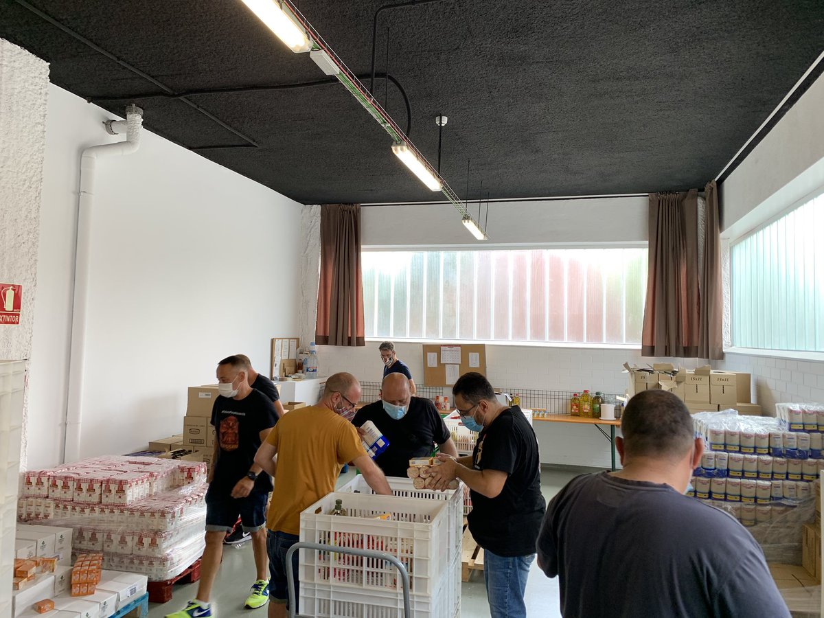 “Mucha gente pequeña,
En lugares pequeños,
haciendo cosas pequeñas, 
Puede cambiar el mundo” Hoy es viernes pero el banco de alimentos necesitaba de nuestro compromiso y allí hemos estado... 82 días de #HuelgaIndefinida #FuturoParaNissanYA