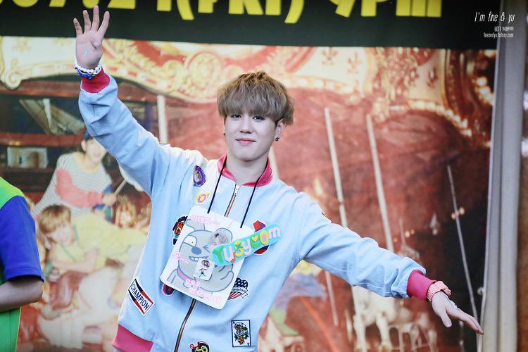 rememberyugyeom's tweet photo. 150724 Yugyeom at a Myeongdong fansign © fineandyu

#throwback #유겸 #yugyeom #김유겸 #갓세븐 #got7 #bambam #뱀뱀 https://t.co/wt571UWuUg