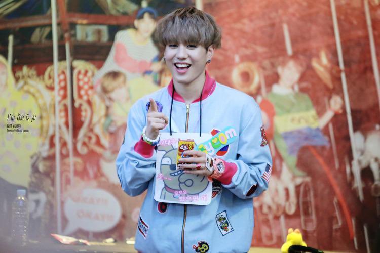 rememberyugyeom's tweet photo. 150724 Yugyeom at a Myeongdong fansign © fineandyu

#throwback #유겸 #yugyeom #김유겸 #갓세븐 #got7 #bambam #뱀뱀 https://t.co/wt571UWuUg