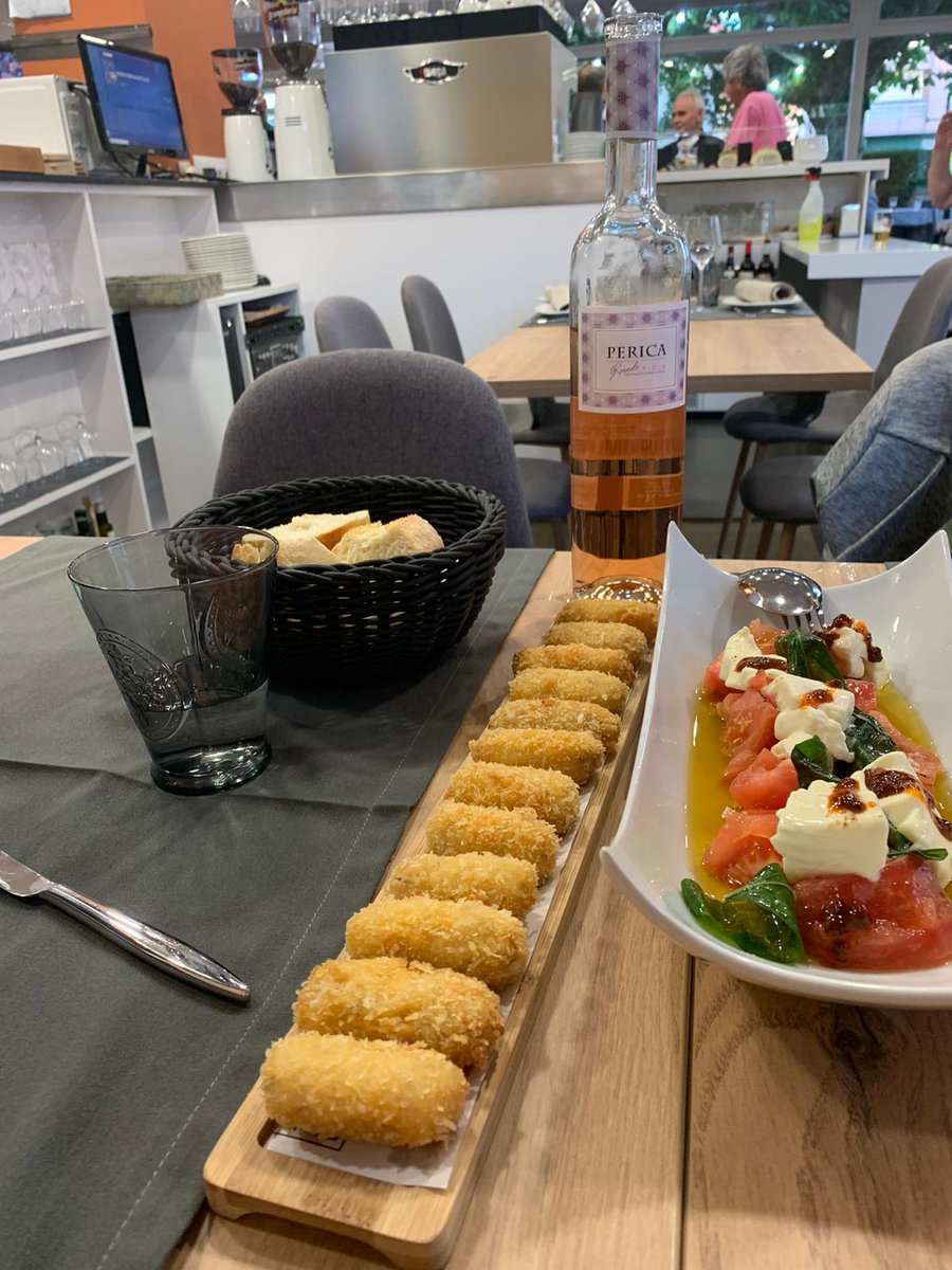 Disfruta de las noches de verano con nuestro #rosado #Perica como lo hacen nuestros amigos en @laeconomicanoja 
#tabernalaeconomica #noja #bodegasperica #vinorosado #vinoparaverano #bodegafamiliar #bodegafamiliarderioja