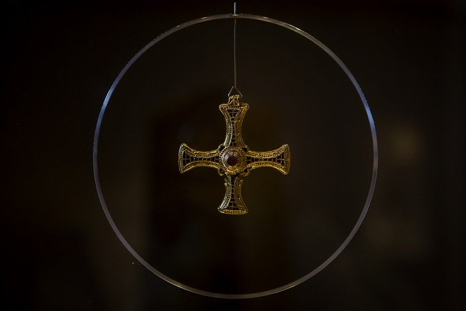 BedesBooks's tweet photo. Our #StarObject! #CURATORBATTLE
Saint Cuthbert's pectoral cross, found in his tomb in 1827. Crafted in the mid 7th century, it is made of gold, garnet and shell. ๐
A precious relic and a symbol of #Durham.
In normal times, it's on show in #OpenTreasure @DurhamCathedral https://t.co/rqhUE0y0q2